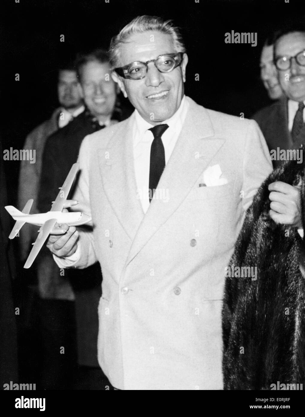 Aristote Onassis arrive à l'aéroport de Gatwick Banque D'Images