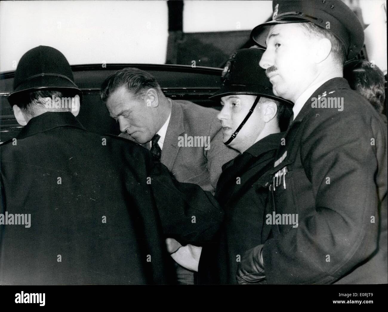 09 déc., 1959 - 9-12-59 Un agent de police et trois hommes accusés d'un &pound;banque 18 000 raid. 39-year-old Metropolitan police agent George Albert Askew a été chargé avec trois autres hommes à Waltham Cross, Essex, hier, d'un freinage en à Chingford's National Provincial Bank et de voler l'argent et des bijoux d'une valeur &pound;18 103. Les hommes et de deux femmes, une mère et sa fille étaient également accusés ont été mis en détention pour une semaine, les hommes et les femmes en détention provisoire sous caution Banque D'Images