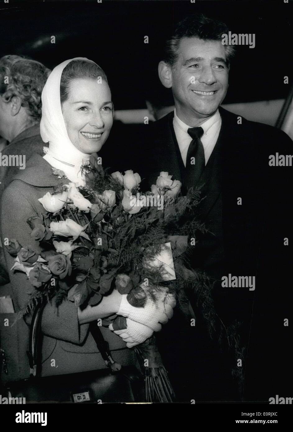 10 octobre 1959 - à la Berlin Festival arrive aujourd'hui avec cette femme l'Américain Leonard Bernstein. Pic Banque D'Images