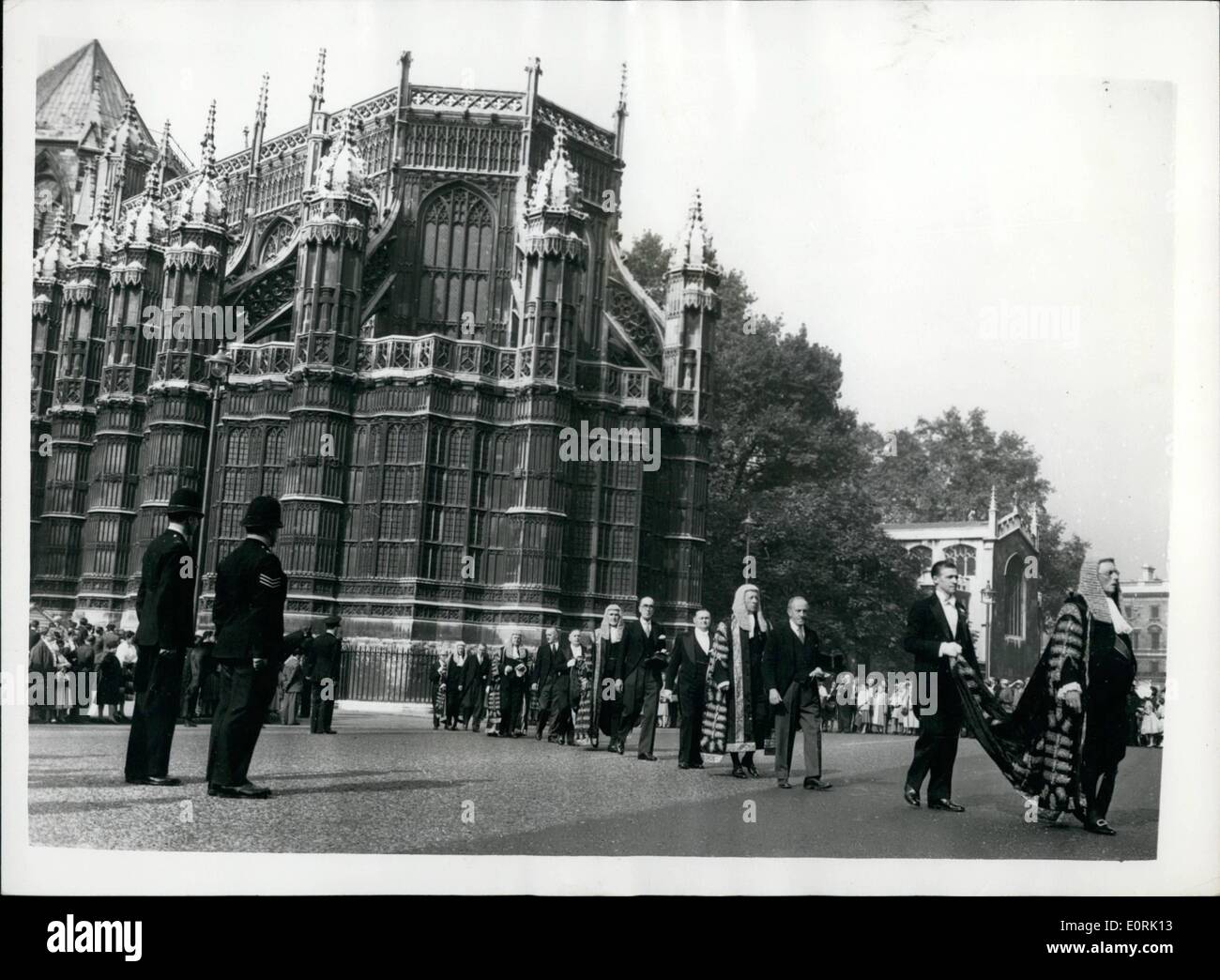 10 octobre 1959 - Loi Michaels à l'abbaye de service à long terme. : La photo montre la vue générale montrant la procession de juges de l'abbaye de Westminster, à la Chambre des Lords, après le service spécial pour marquer l'ouverture de l'Michaelmass à long terme de la Loi. Banque D'Images