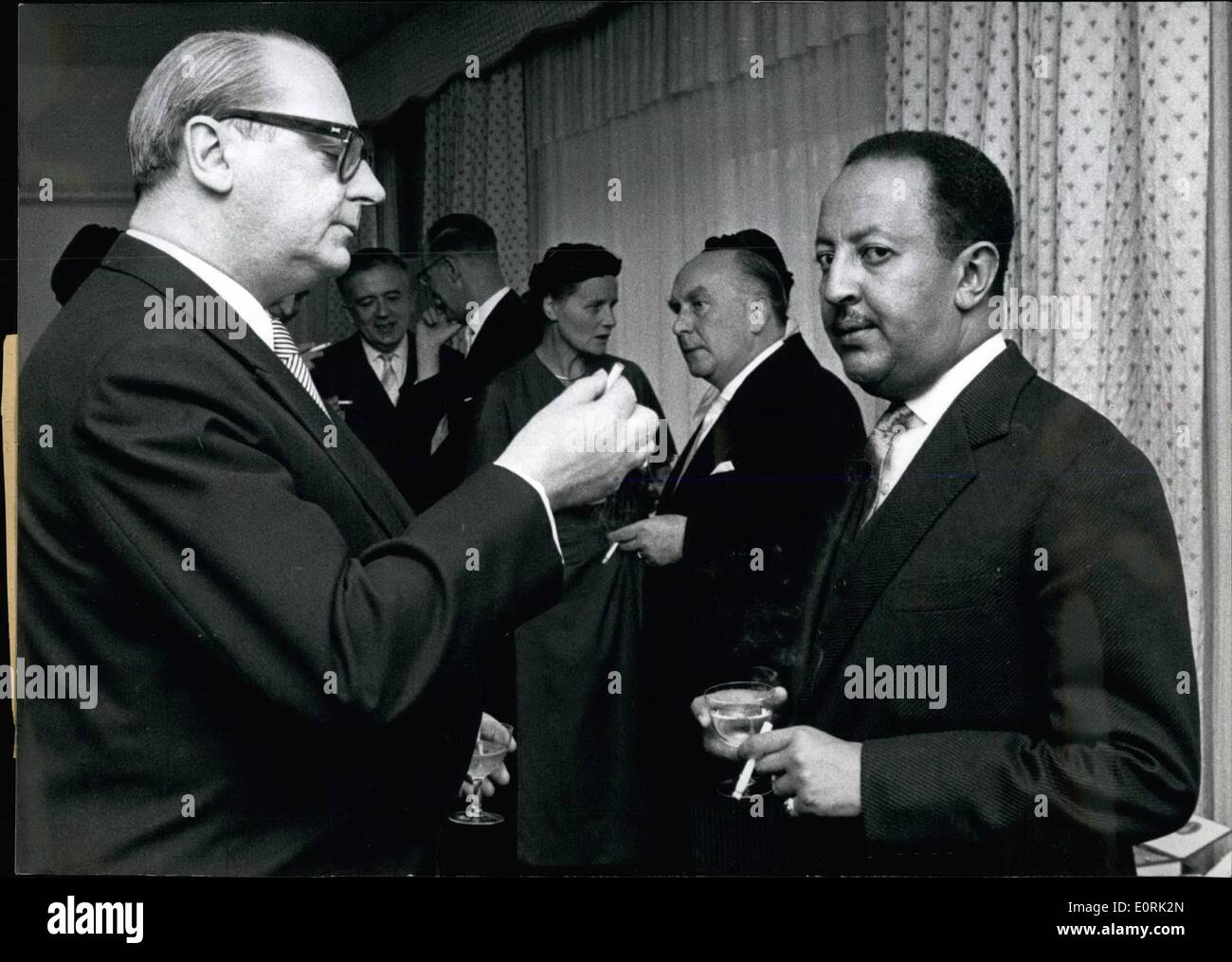 12 déc., 1959 - Le Prince d'Ethiopie visites Bonn : le Prince de l'Éthiopie Merid Azmatch Asfa Wossan Haile Selassi est arrivé pour une visite dans la République fédérale. Après les visites à Cologne et la Ruhr-district il a rencontré les responsables politiques à Bonn le 3 décembre. Le ministre des Affaires étrangères, von Brentano a donné un dîner en son accueil sur le Venusberg Bonner en l'honneur de son invité. La photo montre le ministre des Affaires étrangères, von Brentano (VON BRENTANO) parler à la Couronne prince Asfa ASFA WOSSEN (Wosson) Banque D'Images