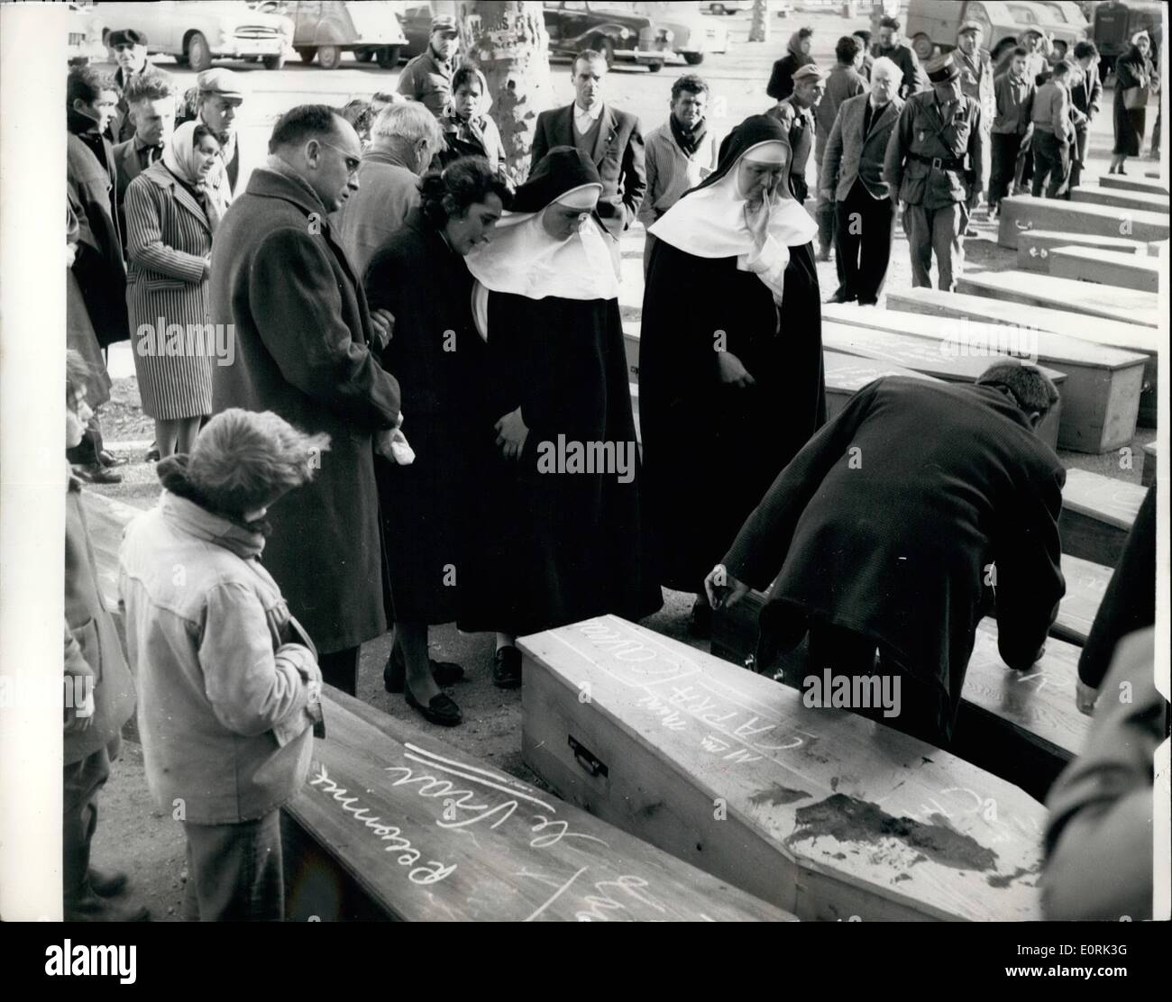 Le 12 décembre 1959 - Cinq cent meurent en barrage Malpasset catastrophe. Sisters of Mercy avec les cercueils. Plus de cinq cent personnes ont perdu la vie lors de la fraction du barrage de Malpasset causant des millions de tonnes d'eau pour venir s'écraser sur la ville de Fréjus sur la côte d'Azur. Photo Keystone montre : Soeurs de Miséricorde et d'autres personnes à la recherche à l'cercueils de certaines des victimes - au cours de l'enfouissement à Fréjus hier. Banque D'Images Le 12 décembre 1959 - Cinq cent meurent en barrage Malpasset catastrophe. Sisters of Mercy avec les cercueils. Plus de cinq cent personnes ont perdu la vie lors de la fraction du barrage de Malpasset causant des millions de tonnes d'eau pour venir s'écraser sur la ville de Fréjus sur la côte d'Azur. Photo Keystone montre : Soeurs de Miséricorde et d'autres personnes à la recherche à l'cercueils de certaines des victimes - au cours de l'enfouissement à Fréjus hier. Banque D'Images