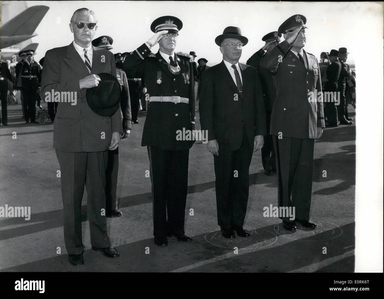 10 octobre 1959 - Arrivée de ''l'Ancienne et Honorable Artillery Company'' de Boston, Massachusetts au Munich-Riem aéroport : environ 200 membres du groupe ont été accueillis avec de grandes chopes de bière. Le capitaine Thomas P. Dillon présente un ''aB'' pour les soldats. La photo montre la f.l.t.r. consul-général Edward Page Munich Le Capitaine Dillon, adjoint-gouverne ur du Massachusetts Robert F. Murphy. Banque D'Images