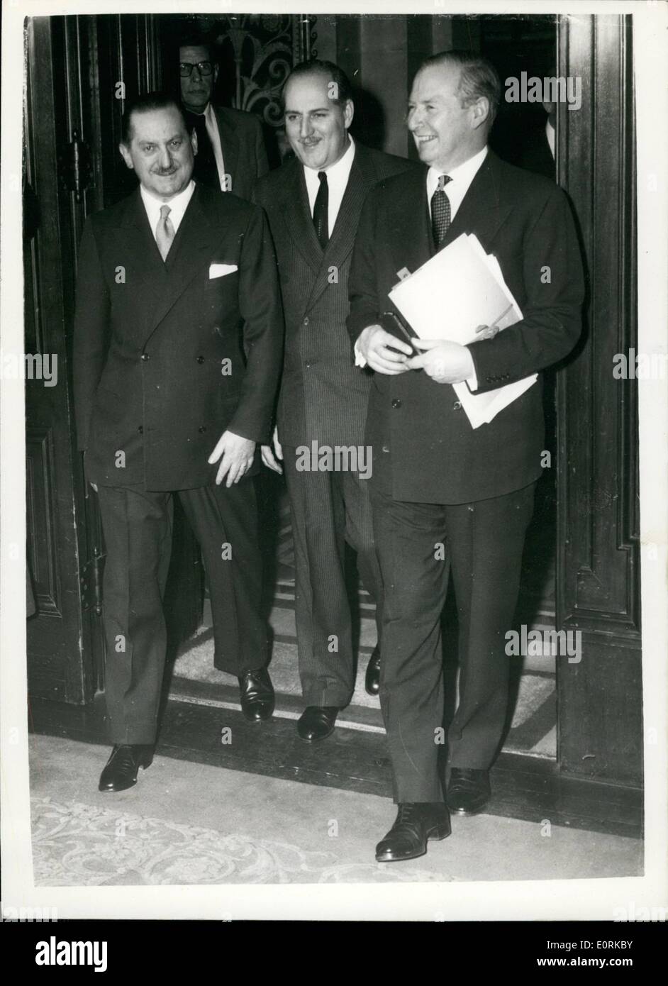 Le 12 décembre 1959 - 12-2-59 Les ministres des Affaires étrangères grec et turc ont rencontré M. Selwyn Lloyd. Les ministres des Affaires étrangères grec et turc, M. Averoff et M. Zorlu, qui arrive à Londres à partir de Zurich la nuit dernière, à la suite de l'accord d'un avion pour Chypre ,cet après-midi d'une réunion avec le Ministre britannique des affaires étrangères, M. Selwyn Lloyd, au Foreign Office. Photo : Keystone montre la marche dans la salle de conférence du ministère des Affaires étrangères cet après-midi sont (de gauche à droite) : M. Averoff, le Ministre grec des affaires étrangères ; M. Zorlu, le ministre turc des Affaires étrangères et de M. Selwyn Lloyd. Banque D'Images