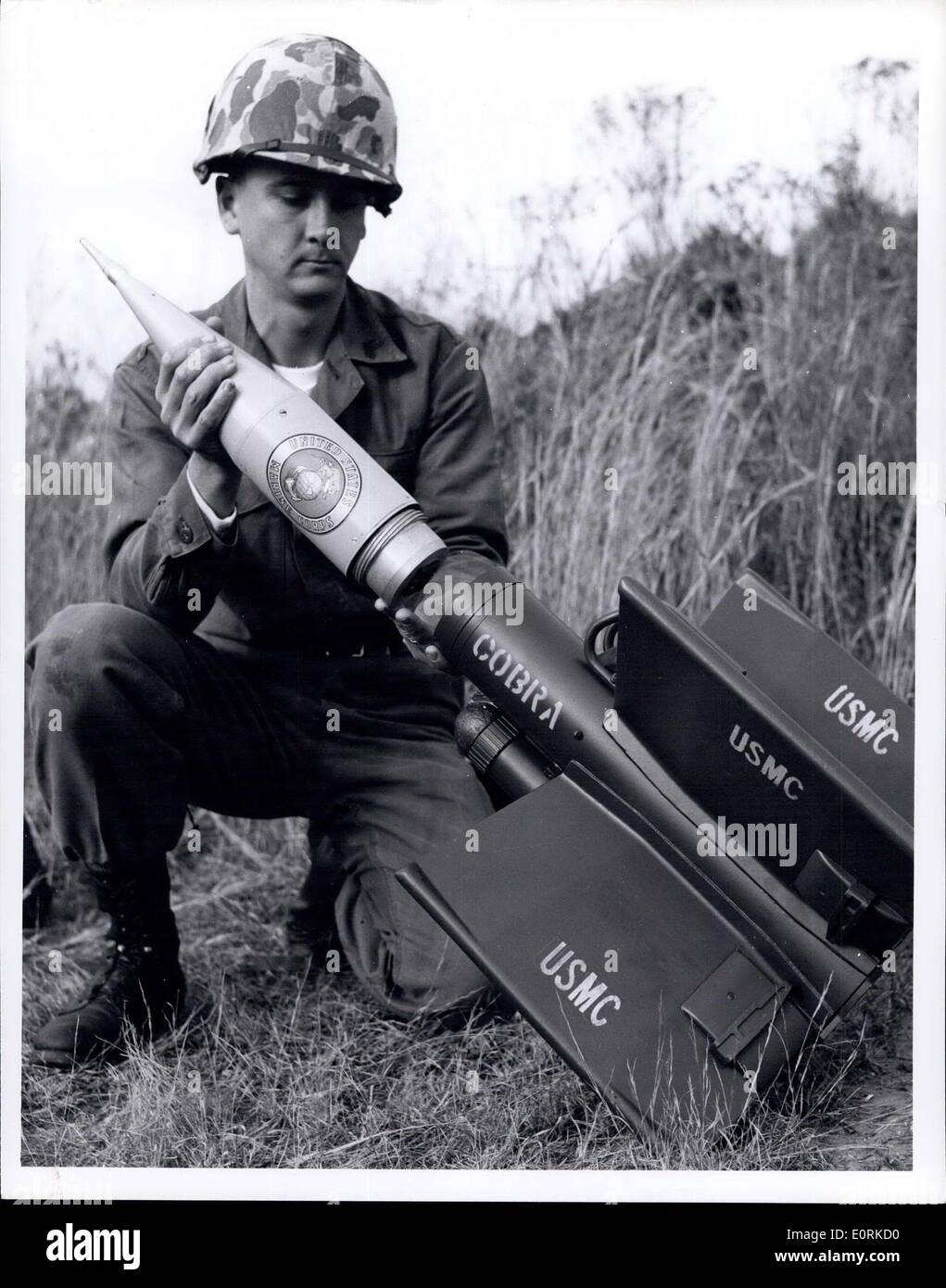 Le 15 décembre, 1959 - Une attache un fantassin du Corps des marines 5.5 -livre, en forme, d'une ogive explosive à un cobra-missiles. Le cobra est guidé vers sa cible au moyen de signaux électroniques transmis le long d'un fil fin qui tourne derrière le missile en vol. Développé en Allemagne de l'Ouest, la Cobra est actuellement en cours d'évaluation par le Corps des Marines. Daystrom Inc., Murray Hill, New Jersey est l'entrepreneur américain pour le Missile. Banque D'Images