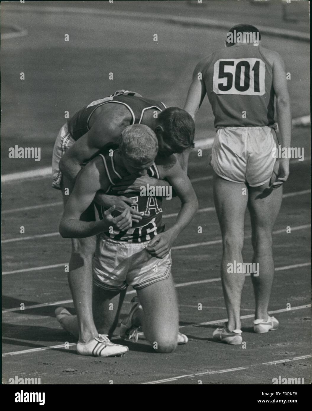 00 déc., 1960 - Les Jeux Olympiques de 1960 à Rome les Américains prendre les trois médailles dans les haies : Glenn Davis de l'U.S a été les Jeux Olympiques d'hommes' s 400 mètres haies dernière aujourd'hui, avec ses coéquipiers Clifton Cushman, deuxième et Richard Howard, troisième. Photo montre Glenn Davis vient à l'aide de Clifton Cushman lorsqu'il s'est effondré après la finale du 400 mètres haies dernière aujourd'hui. Banque D'Images