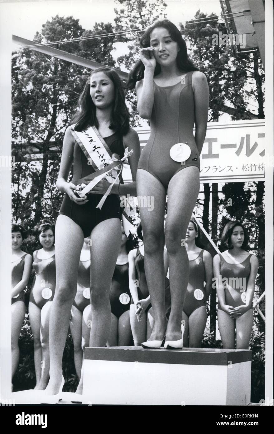 Jan 1, 1960 - ''cri pour professionnels'' : Les Japonais souvent ''cri pour professionnels'' quand quelque chose de bon ou chanceux se passe pour eux, et c'est ce que fait assez Midori Kamada quand elle avait choisi ''Miss'' d'Air France à Tokyo. Midori est un étudiant de 16 ans, Kyoto et sa victoire signifie un voyage à Paris avec un traitement VIP, et beaucoup de cadeaux ainsi pendant toute une année. À côté de la beauté, c'est pleurer Yoko Nakamura l'âge de 17 ans, qui est également un étudiant de Yokkaichi, Japon, et d'être de certains concurrents qui ont été malchanceux. Banque D'Images
