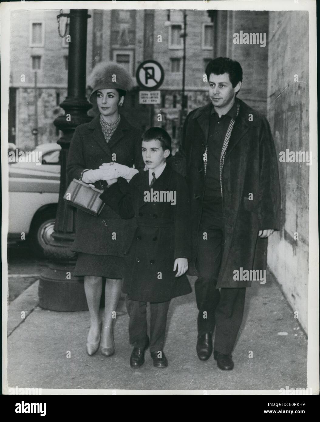 Jan 1, 1960 - Elizabeth Taylor, son fils aîné et Eddie Fisher vu à Rome : l'actrice Elizabeth Taylor, qui est en vedette dans le film Cléopâtre, actuellement en cours à Rome, s'est rendu récemment en promenade à Rome avec son mari, le chanteur Eddie Fisher, et son fils aîné. La photo montre les trois à Rome. Banque D'Images