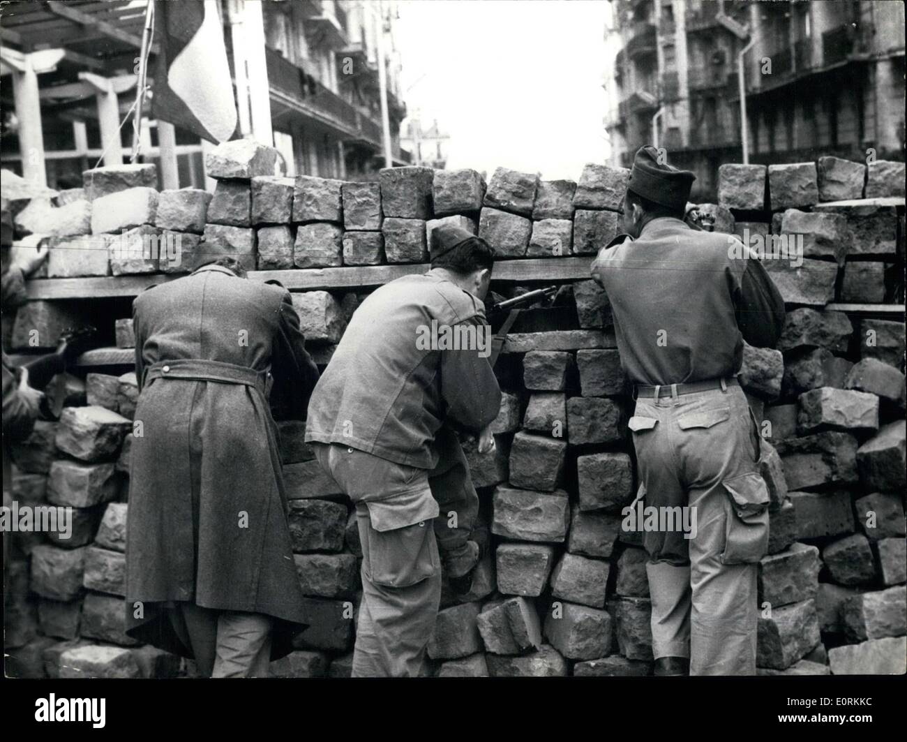 01 janv., 1960 - révolte à Alger : Photo montre d'anciens combattants avec armés sous mitraillettes manning une barricade dans la Rue Michelet, les insurgés forte emprise. Banque D'Images
