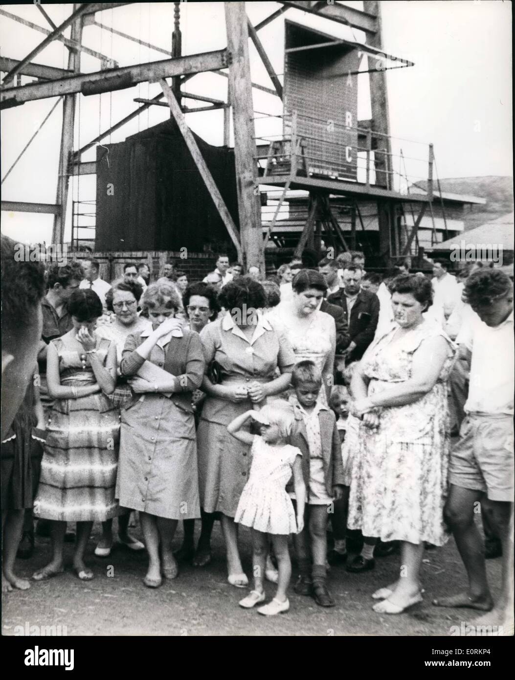 01 janv., 1960 - 440 mineurs pris au piège dans la catastrophe de l'Afrique du Sud - Peu d'espoir de survivants : Il y a peu d'espoir pour le sauvetage de l'un des 440 mineurs piégés sous terre depuis jeudi dernier à l'ouverture de la Clydesdale, près de Coalbrook, Crange Free State, Afrique du Sud. Ils ont été ensevelis par une chute de roches.ton du dernier sommet des machines de forage ont été prises à la mine pour tenter de faire une percée à l'enterré les hommes.Photo Montre Femme, parents et amis assister à un service à molettes pour l'enterré l'homme. Banque D'Images