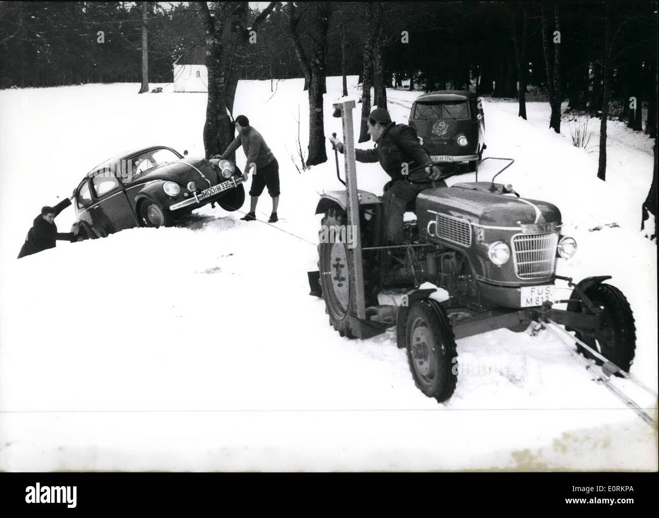 01 janvier 1960 - Attention - des routes verglacées. Sur de nombreuses routes en Allemagne, la glace a développé au cours des derniers jours. Le Jan 21st. Il est venu à un chaos sur l'Autobahn (autoroute) entre Munich et Salzbourg, où environ 50 n'a pas pu obtenir sur. Également dans les rues environnantes, il est arrivé à des accidents. La voiture sur notre photo a dû être retiré de la neige par un tracteur. - Il est recommandé d'urgence, que tous les pilotes avant de partir en tournée, devrait examiner les pneus de sa voiture et qu'il devrait conduire plus prudemment. Banque D'Images
