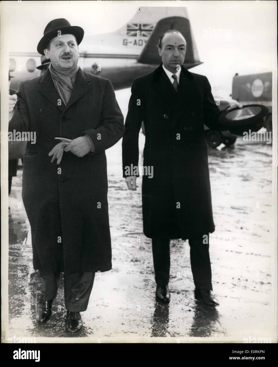 01 janvier 1960 - Ministre grec des affaires étrangères arrive pour Chypre Conférence : Le Ministre des affaires étrangères grec M. Evangelos Averoff est arrivé à Londres ce matin. Il est ici pour assister à la réunion ici demain dans un effort pour mettre fin à l'impasse sur l'avenir de bases britanniques à Chypre. Chypre Président élu Archevêque Makarios est déjà ici pour les pourparlers. Photo montre M. Evangelos Averoff promenades avec Monsieur John Profumo du Foreign Office qui l'a rencontré à l'aéroport de Londres ce matin. Banque D'Images