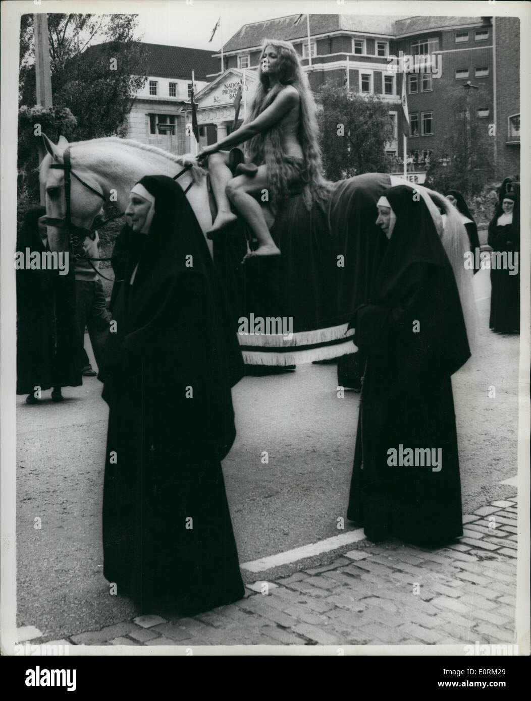 Jan 1, 1960 - flanquée de deux religieuses'' ''Lady Godiva(Mme Joyce Parker)durs dans les rues de Coventry pendant le carnaval d'hier. Banque D'Images