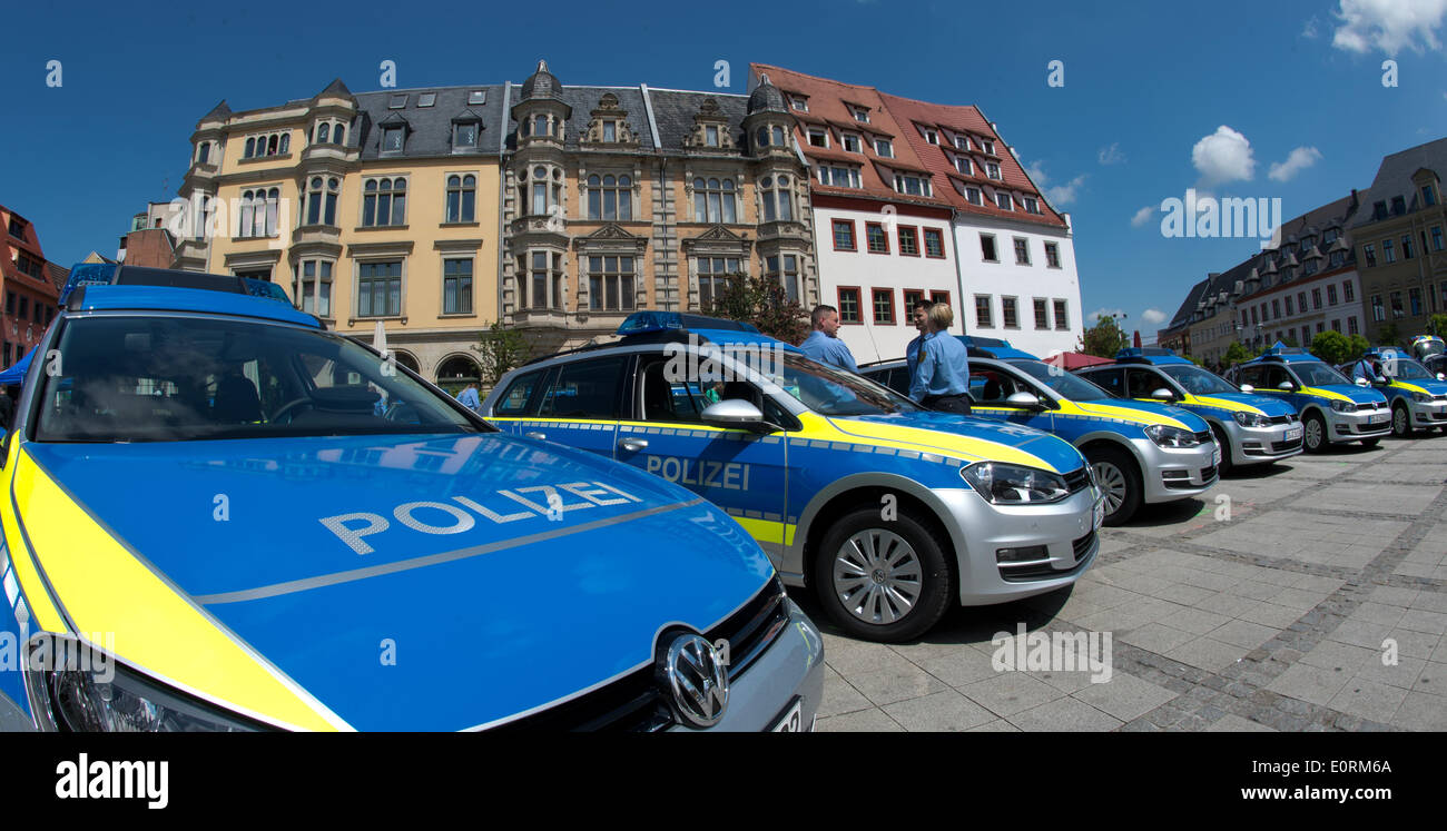 34 nouvelles voitures de patrouille interactive sur la place Hauptmarkt à Zwickau, Allemagne, 19 mai 2014. L'vehichles sont équipés de conçu car-PC (vehichle assistant), qui permet à l'utilisateur de communiquer de manière interactive avec la voiture, naviguer dans le devoir, de faire fonctionner le questionnaires sarih numérique processus et devoir les contrats. Photo : ARNO BURGI/ZB/dpa Banque D'Images