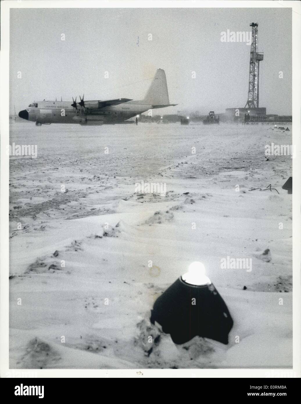 Jan 1, 1960 - Hercules à propos de décoller après le déchargement sur twilight à mettre River Camp 1, versant nord, l'Alaska. Ces appareils travaillent autour de l'horloge de Fairbanks, à 300 milles de l'autre côté de la chaîne de montagnes infranchissables Brooks. Banque D'Images