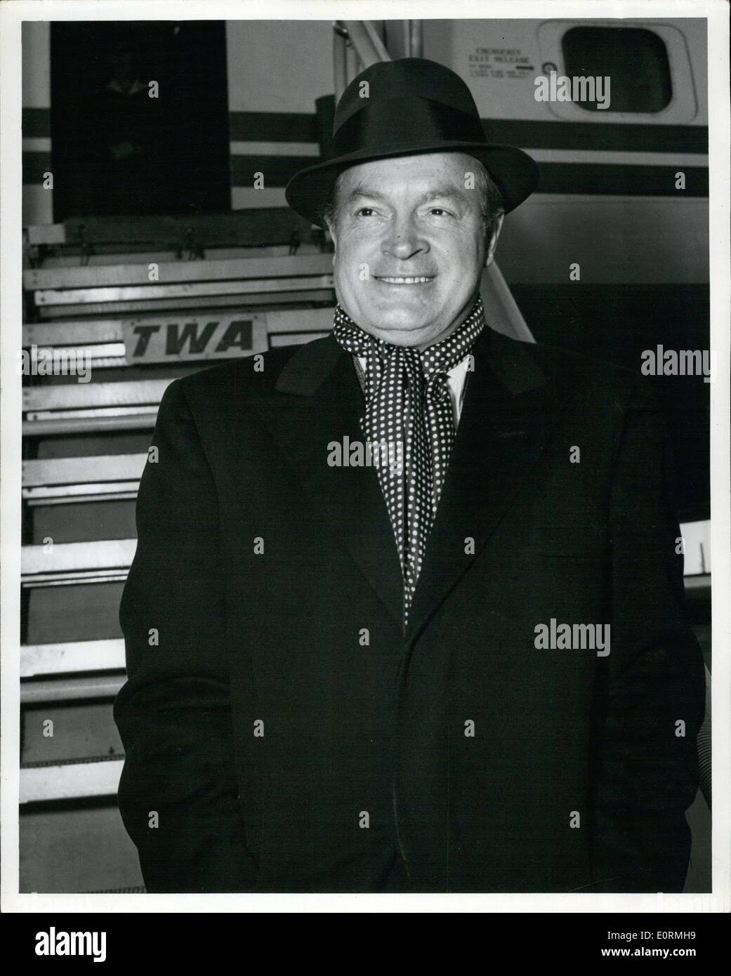 BOB HOPE, née Leslie Townes Hope (29 mai 1903 - 27 juillet 2003), était un comédien américain, studio shot, acteur, chanteur, danseur, auteur, et l'athlète qui est apparu sur Broadway, dans le vaudeville, films, de la télévision et à la radio. Il a été noté pour ses nombreux United Service Organizations (USO) montre d'hôtesse du personnel militaire américain-il a fait 57 tours pour l'USO entre 1942 et 1988. En 1996, le Congrès américain l'a déclaré le premier et le seul vétéran honoraire des forces armées américaines. Photo : Jan 01, 1960 - New York, New York, États-Unis Banque D'Images
