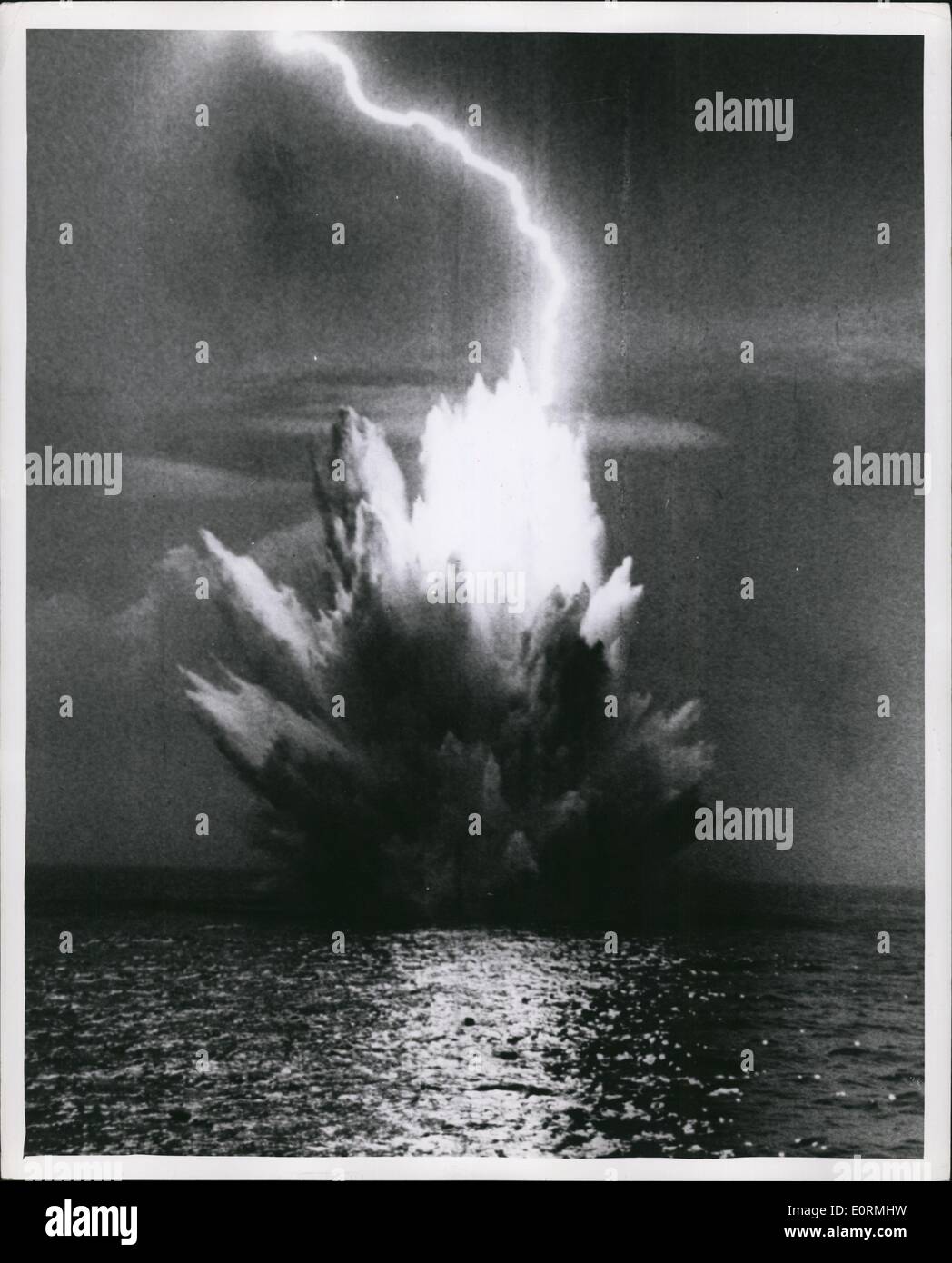 1er janvier 1960 - l'un des rares phénomènes météorologiques de nature a été témoin récemment des scientifiques bt du laboratoire d'ordnance navale, ressort d'argent, tout en effectuant des expériences d'explosion sous-marine de routine dans une anea éloignée de chapeau de chespeake. Lorsqu'une charge de profondeur convertcincale a explosé près de la surface de la chauve-souris, le panache d'eau de 300 pieds de haut a induit un caillot de bas niveau dans un ciel couvert en partie pour décharger son électricité  est trois boulons lumineux consécutifs, tout cela suivant le même chemin d'allumage  et frappant le plan d'eau dans un rayon d'une seule et même limite  l'iliaination de Banque D'Images