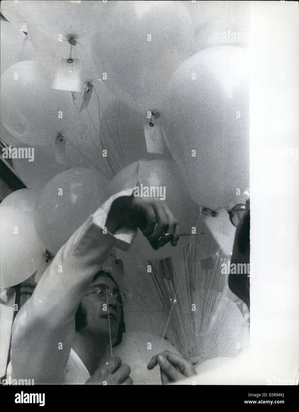 Jan 1, 1960 ballons - exposition d'art de Londres ouverte : John Lennon hier dans l'exposition d'art Galerie Fraser. Duc en libérant 365 blanc, rempli de gaz ''(illisible)'' des ballons. ''(Illisible)'' de l'ouverture de l'exposition était son ''(illisible)'' à fond. L'exposition se composait de ''(illisible)'' des boîtes et une peinture d'une pièce circulaire ''(illisible)'' peint en blanc avec les mots que vous êtes ici ''(illisible)'' l'écriture de John Lennon. Aussi parmi les ''(illisible)'' white hat trilby, avec un avis de la lecture de ''(illisible)'' John Lennon publie certaines des 365 ballons. Banque D'Images