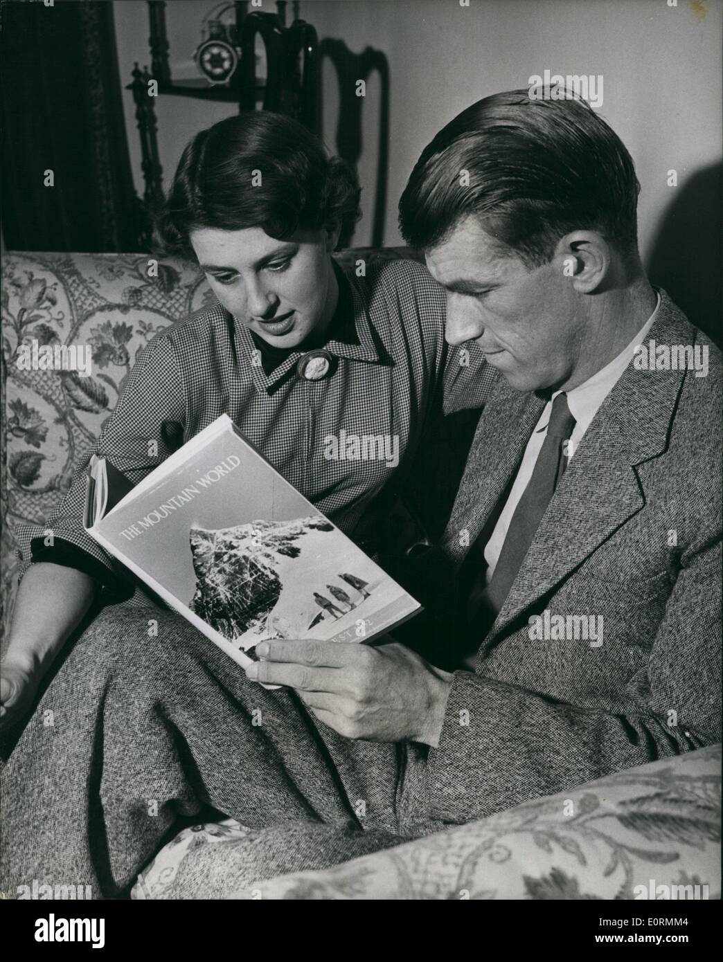 Jan 1, 1960 - De l'Everest à un étage supérieur Télévision : Sir Edmund Hillary à la maison : le conquérant de l'Everest est passé son temps travaillant actuellement à une machine à écrire et la préparation de ses cours. Cette Helpingi tusk, et prouver encore mieux pour s'occuper de lui que l'Sheppas, est sa femme. Ils se sont installés temporairement dans un petit appartement au dernier étage à Chelsea et profiter à eux-mêmes. Sir Edmund est cependant déjà trouver l'escalier ennuyeux - pas comme escalader des montagnes. L'oeil critique qui a vu de tout : Sir Edmund Hillary montre dame Hillary photos dans un livre de l'Everest. Banque D'Images