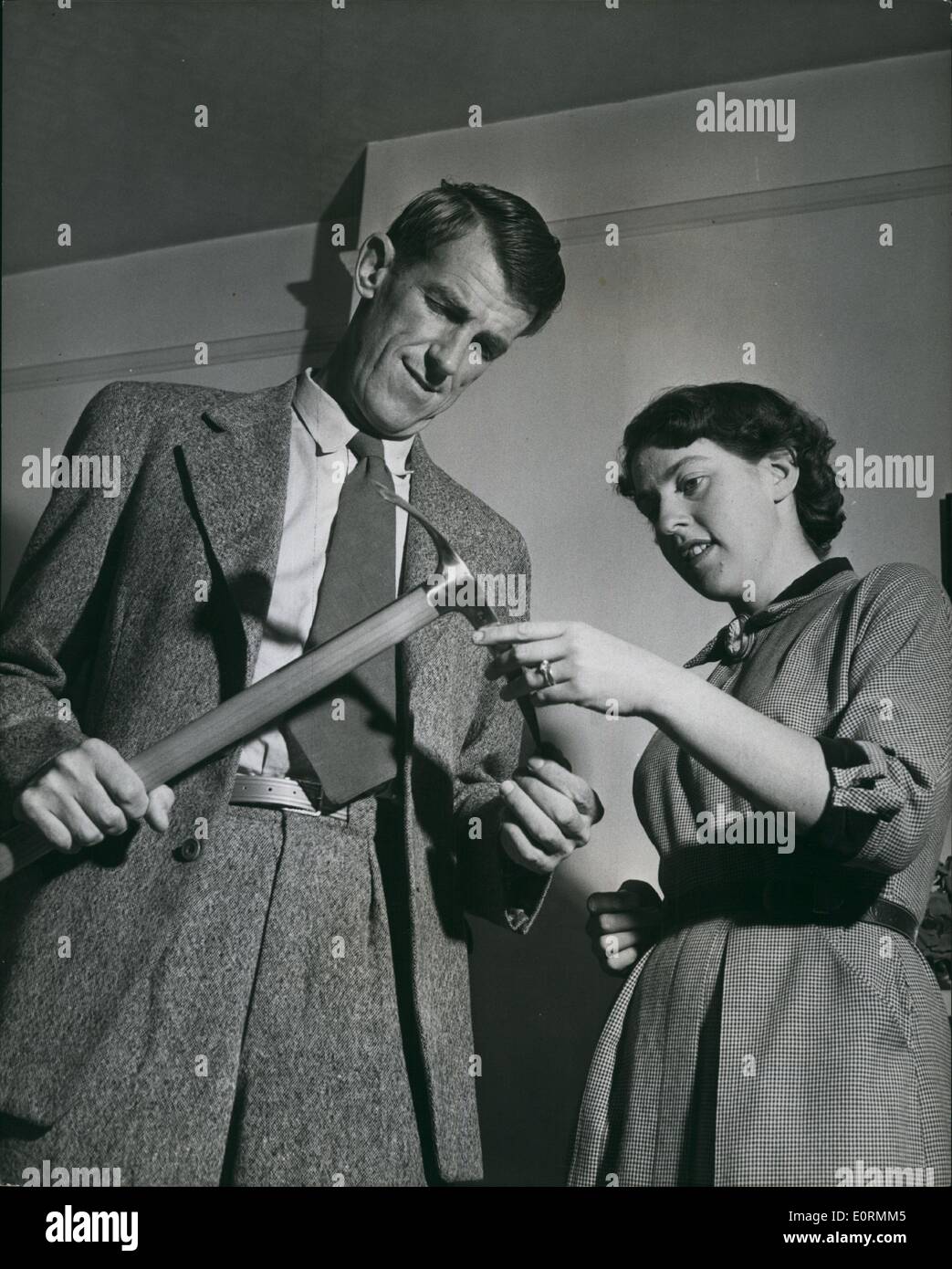 1er janvier 1960 - Fo everest à un sledund Hillary à la maison : le conquérant du mont Everest passe son temps maintenant Banque D'Images