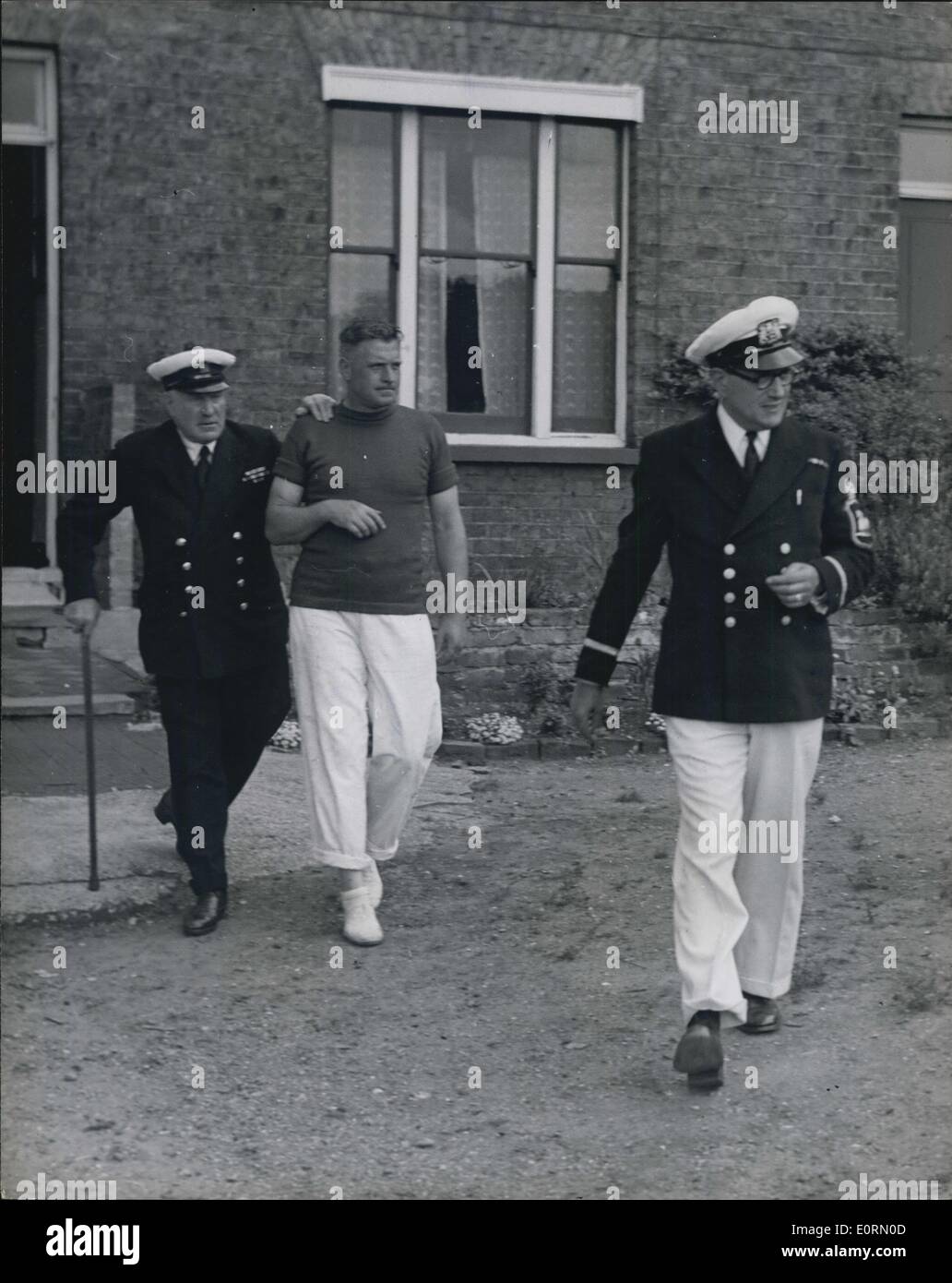01 janv., 1960 - M. F.T. Turk, le Swan Queen's Keeper (à gauche) et M. L.J. Robinson, le maître des teinturiers Co. Swan, aller dans les bateaux pour la cérémonie annuelle de Swan augmenter sur la Tamise. (Date précise inconnue). Banque D'Images