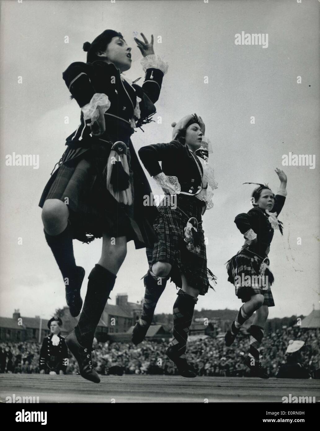 01 janv., 1960 - Crieff Highland Gathering au Parc du marché. Crieff : garçons et filles, dans leurs vestes de velours colorés tartans et concurrence dans l'événements de danse qui inclus les dévidoirs et les jette. (Date précise inconnue). Banque D'Images