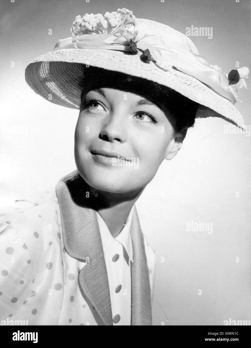 Portrait de l'actrice Romy Schneider dans un chapeau de paille Banque D'Images