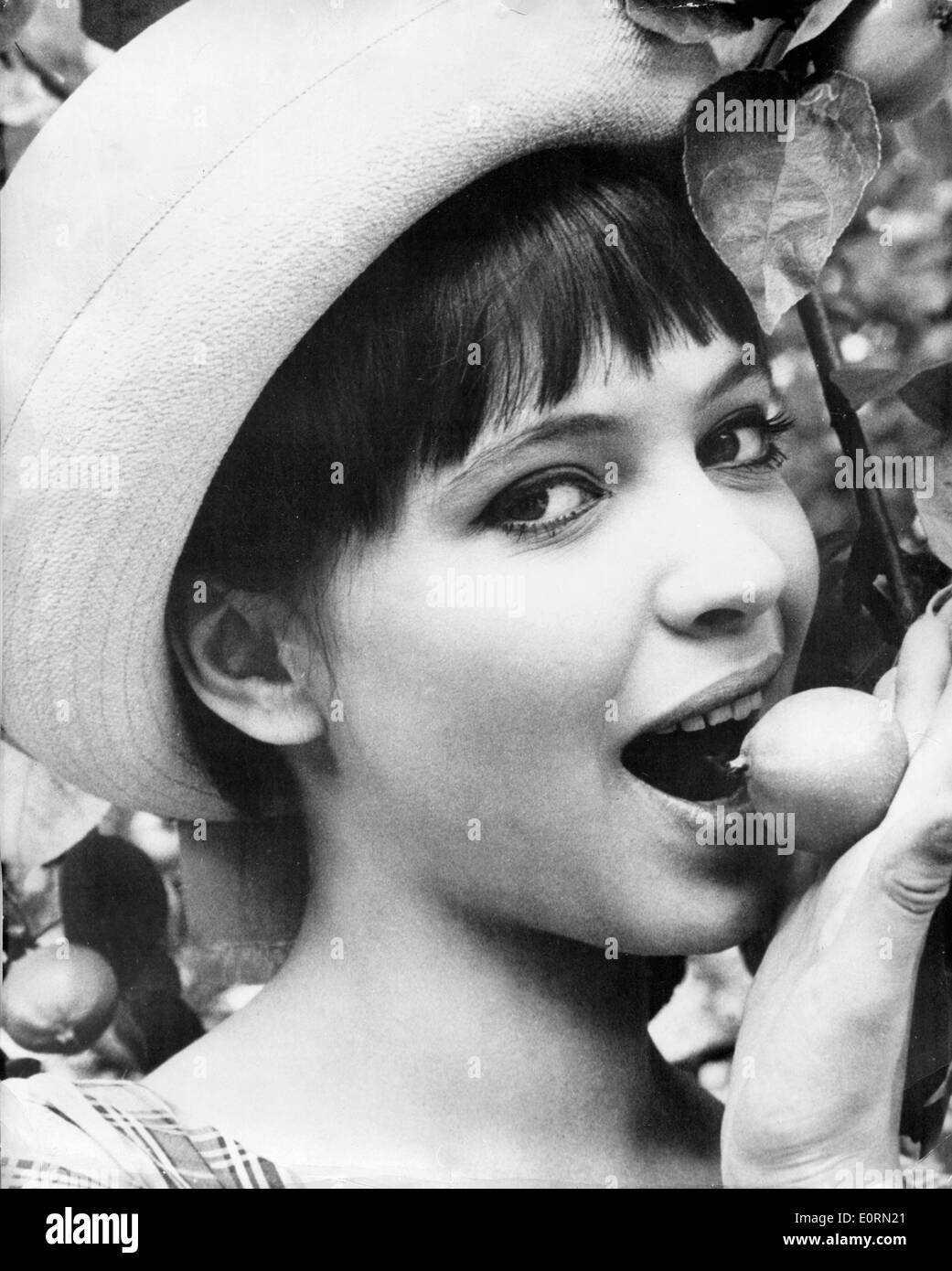 Portrait de l'actrice Anna Karina eating fruit Banque D'Images