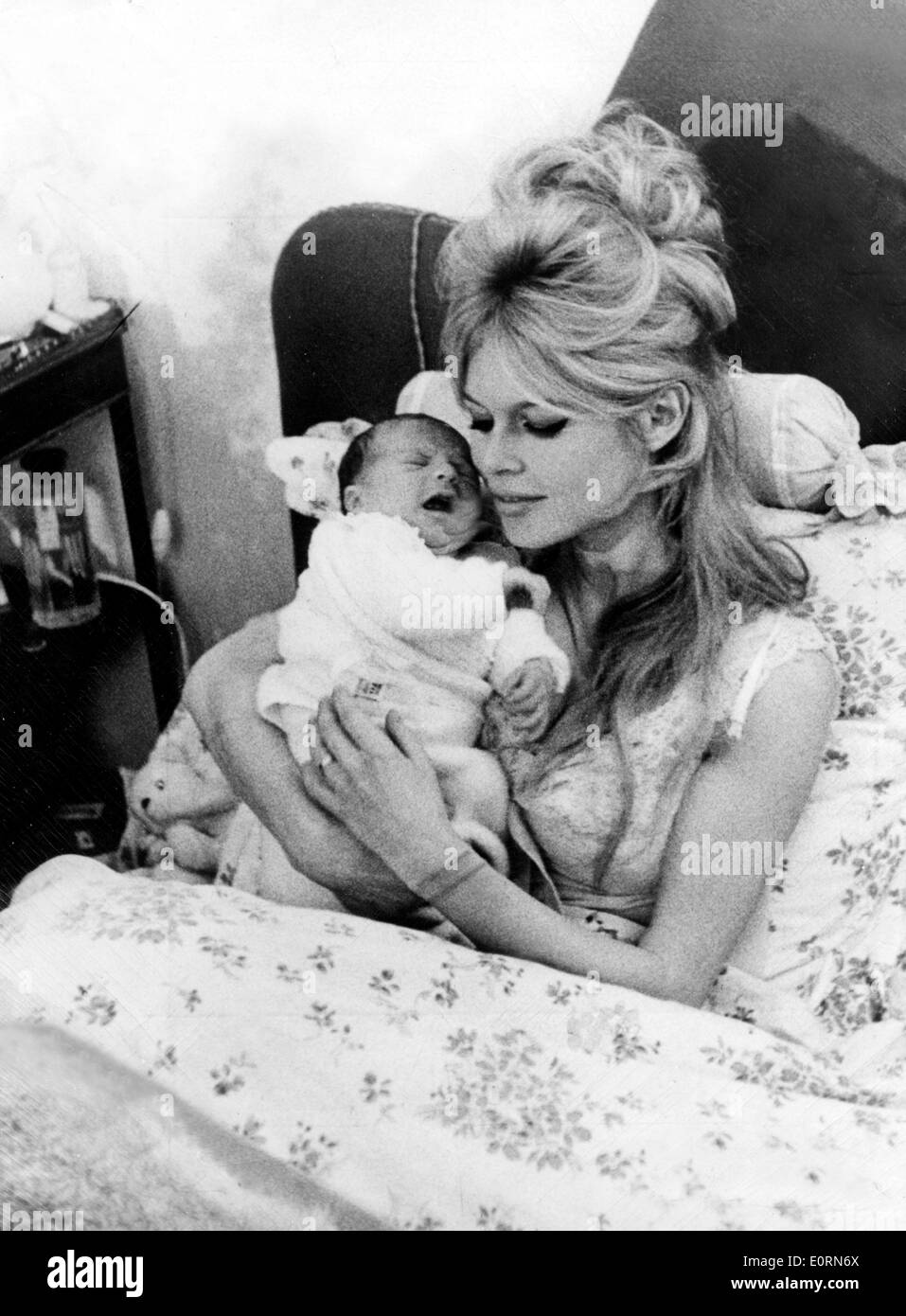 Brigitte Bardot avec son nouveau-né fils Nicolas Jacques Banque D'Images