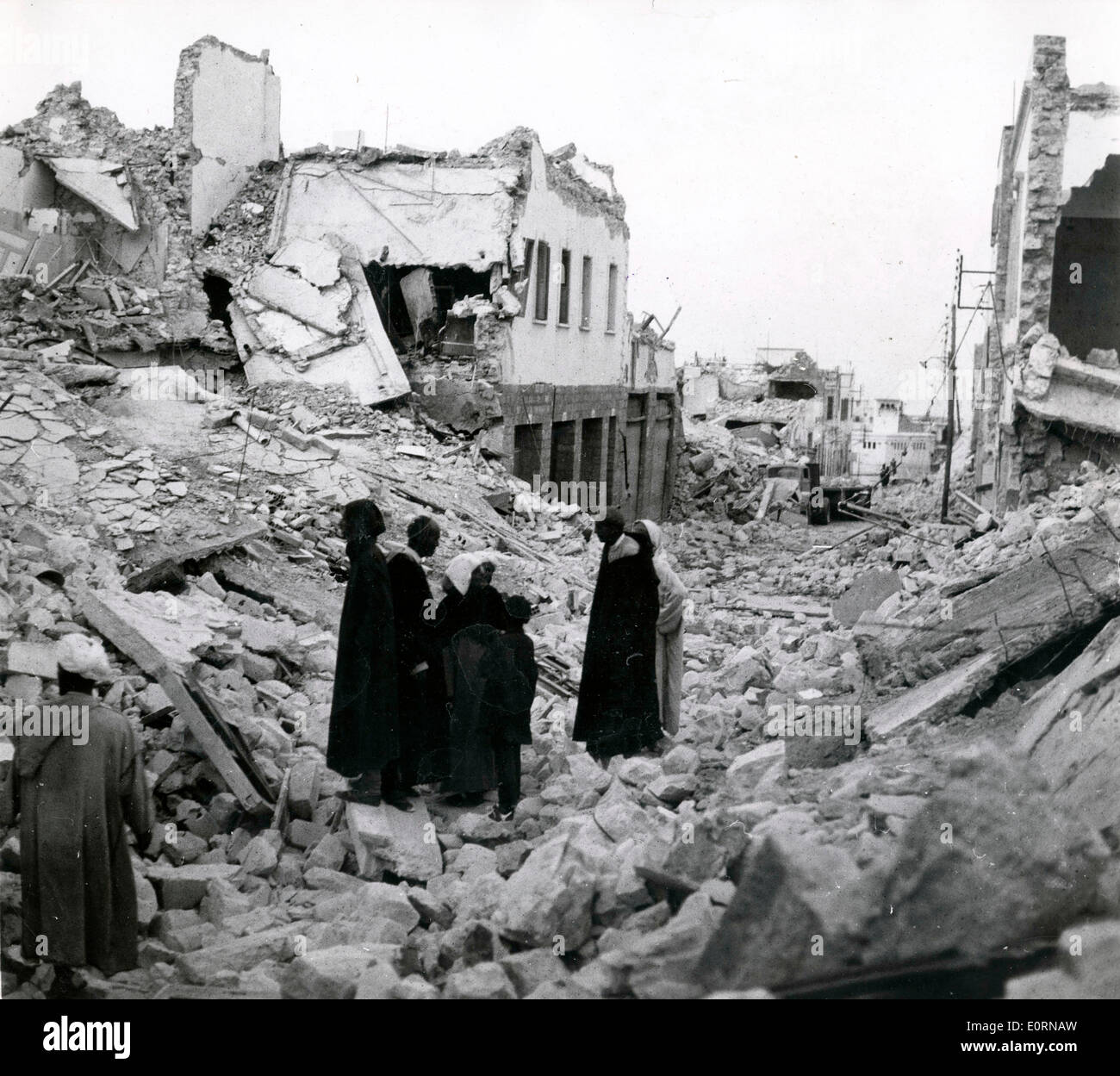 PHOTO - photo - 3 mars 1960 - Agadir, Maroc - habitants d'Agadir, inspecter les dégâts de la deadly 5.7 magnitude earthquake on Mar. 3, 1960. Le séisme a tué quelque 15 000 en raison de la profondeur et à proximité de la ville c'était lorsqu'il a heurté le 29 février 1960. Banque D'Images