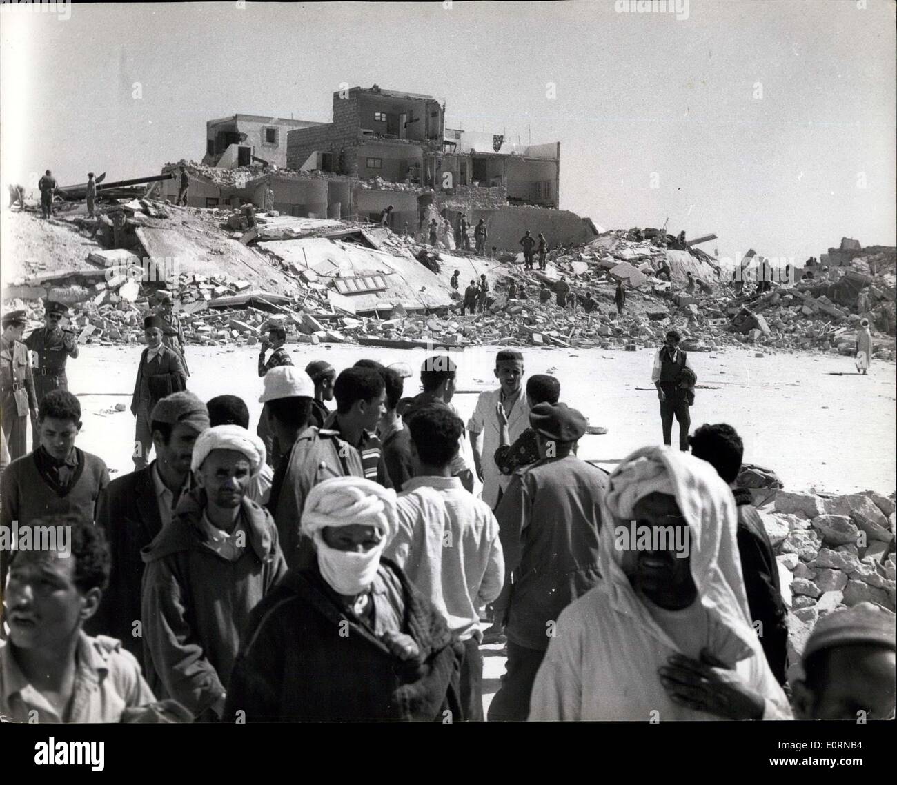 Mar. 04, 1960 - Après le tremblement de terre à Agadir. Maisons détruites après la catastrophe. : photo montre l'enveloppe d'un bâtiment en arrière-plan - comme vous pouvez chercher d'autres victimes se poursuit après le tremblement de terre à Agadir, au Maroc. Banque D'Images