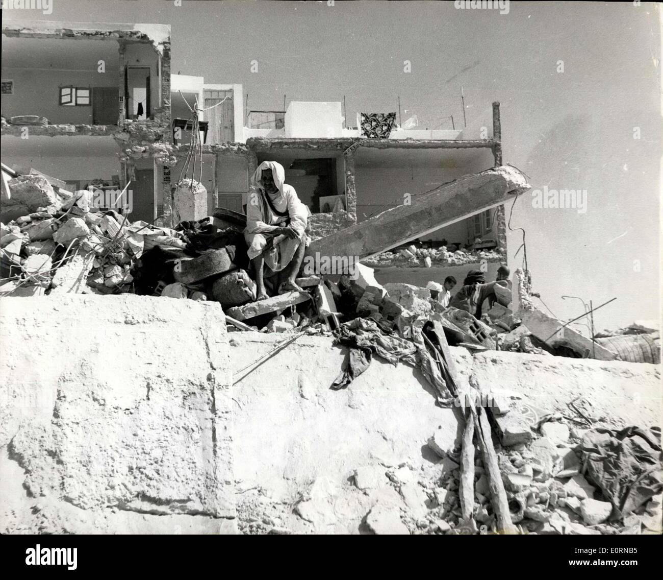 Mar. 04, 1960 - Après le tremblement de terre à Agadir. Au milieu des maisons détruites. Photo montre un indigène s'accroupit sur ce qui reste d'une rangée de maisons - après le tremblement de terre à Agadir (Maroc) - qui a causé la mort d'environ 5 000 personnes. Banque D'Images