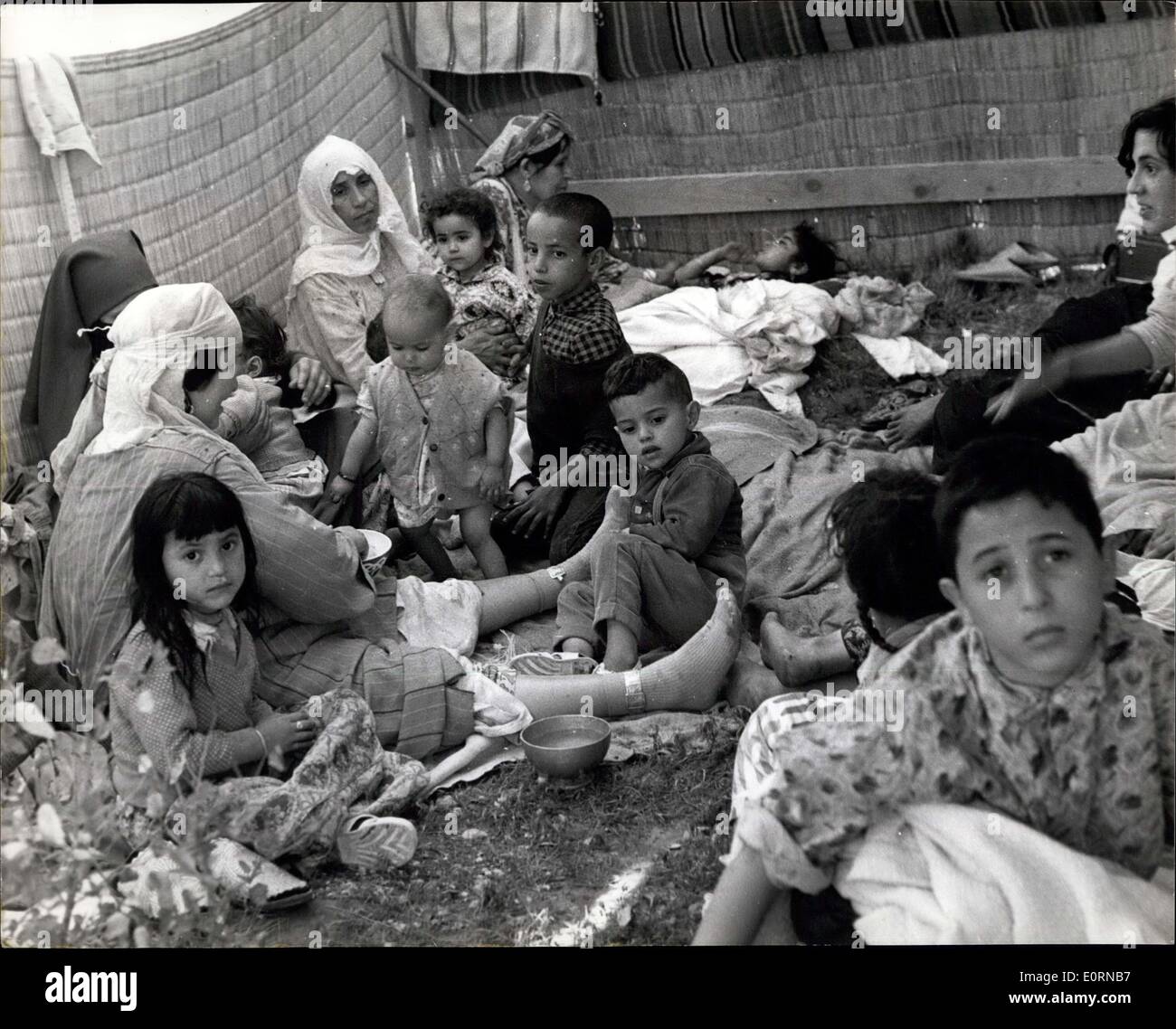 Mar. 04, 1960 - Après le tremblement de terre à Agadir les familles dans des logements temporaires. Photo montre les familles à faire eux-mêmes aussi confortable qu'ils peuvent, par l'accouplement d'abri temporaire pendant qu'ils attendent - hébergement - après le tremblement de terre à Agadir (Maroc) - qui a causé la mort de plus de 5 000 personnes. Banque D'Images