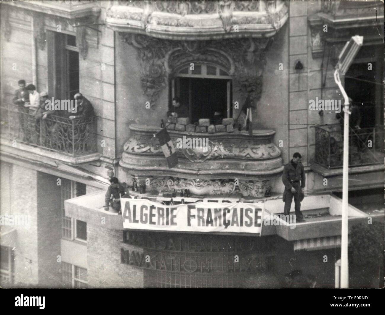 27 janvier 1960 - révolte à Alger. OPS : un groupe d'insurgés sur le toit et balcon d'une maison qu'ils occupent. Devant le balcon un drapeau taché de sang et tout le long de la corniche de bouteilles de bière vides. Jan/27/60 Banque D'Images