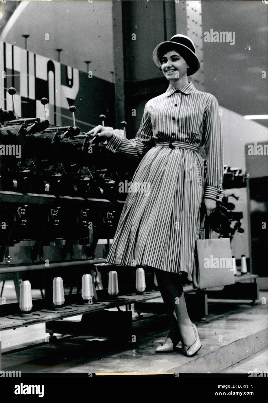 10 févr. 02, 1960 - Leipzig Foire de Printemps 1960 : une robe blanche avec des rayures noires et jaunes du coton est illustré par la firme Czechoslavakia Centrotex. Banque D'Images