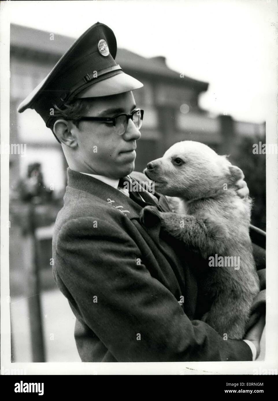 Mar. 08, 1960 - Le zoo de Londres de neuf ourson sur show, Tony ''pèse-in''...''Tony'' la République Ourson - né la veille du Nouvel An à ''Winnei'' d'un ''Les cornichons'' était d'être vu sur la terrasse de l'aile Mappin ce matin pour le temps d'incendie.. Le nouveau 'bébé' pèse 10 livres photo montre ''Tony'' dans les bras de keeper Bob Journée - au Zoo de Londres ce matin. Banque D'Images