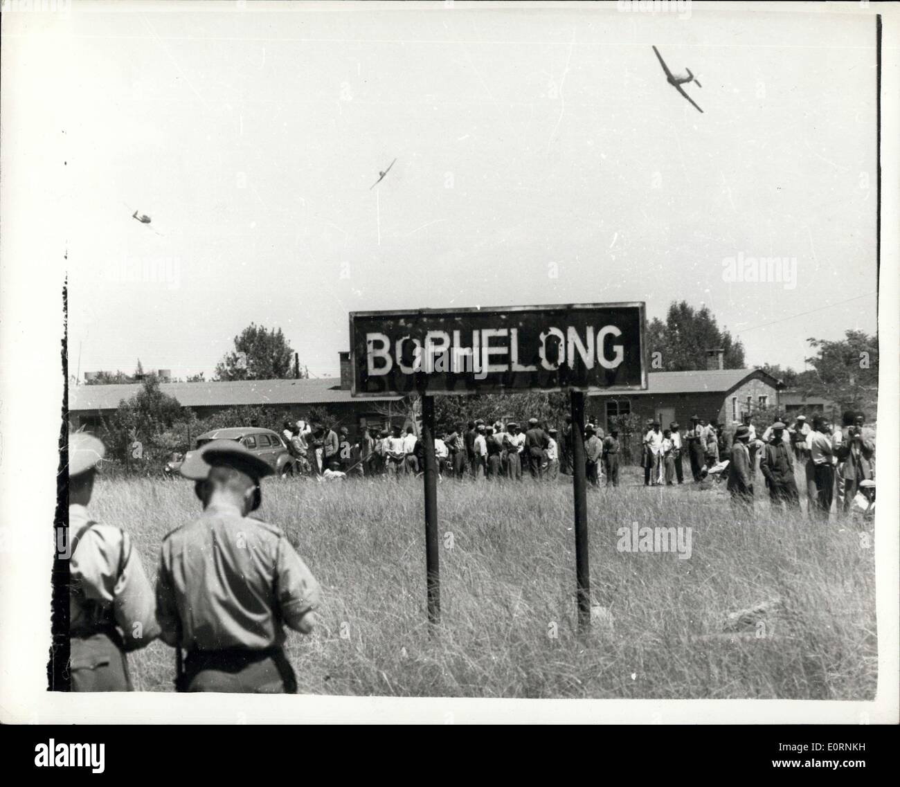 Mar. 28, 1960 - Photo d'origine. Le massacre d'Africains à Sharpeville : plus de cinquante autochtones ont perdu la vie lorsque la police a ouvert le feu - au cours de la campagne d'origine par rapport à la règle qui les oblige à effectuer - laissez-passer à Sharpeville à une trentaine de kilomètres de Johannesburg. Les avions à réaction qui criait sur les autochtones - dans une tentative de les effrayer - seulement les a rendus plus en colère. Le tournage des Africains a créé de fortes protestations de la part de toutes les parties du monde. La photo montre la S.A.A.F. Les avions volent dans une tentative d'effrayer les indigènes - mais cela ne faisait qu'eux d'autant plus en colère. Banque D'Images