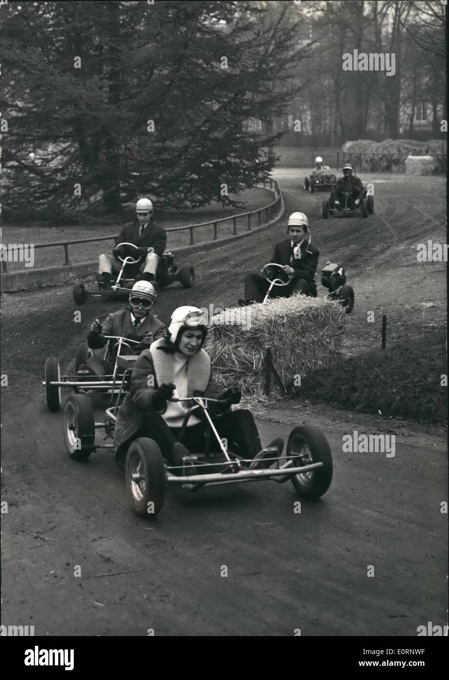 10 févr. 02, 1960 - ''Karting'' vient en France : ''Karts'', l'immatériel  miniatures les voitures de course ont été essayé pour la première fois à  Paris aujourd'hui. Photo montre ''Karts'' course dans