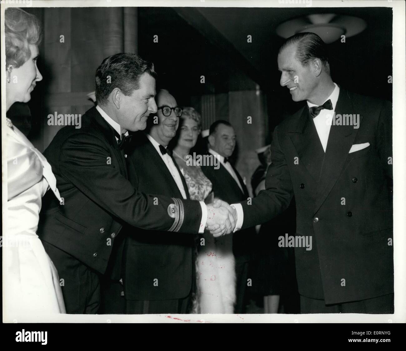 10 févr. 02, 1960 - Première de film ''Sink le Bismarck'' - à Londres. Duc d'Édimbourg - et Kenneth More : Duc d'Édimbourg, serre la main avec Kenneth More - star du film - lors de la première mondiale hier soir du nouveau film ''the Bismarck d'encre'' - à l'Odéon, Leicester Square. Kenneth More qui joue le rôle d'un capitaine- portait l'uniforme d'un lieutenant. R.N.V.R. Banque D'Images