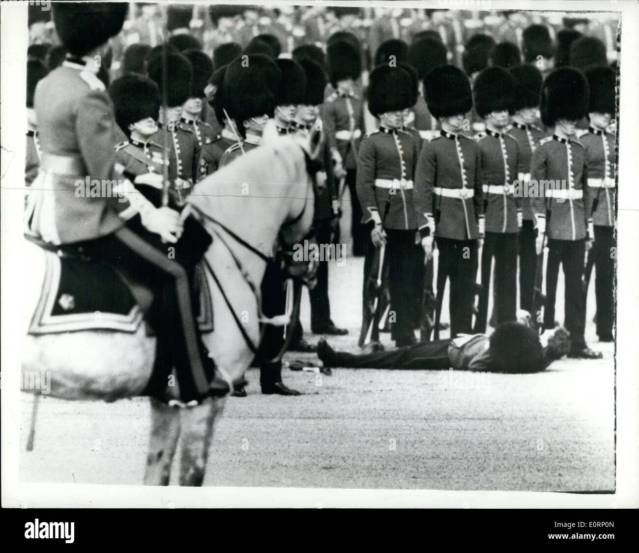 Avril 04, 1960 - Des gardes s'évanouit lors de la parade : photo montre un guardsman est sujette aux pieds de ses camarades sur Horse Guards Parade aujourd'hui, après qu'il s'était évanoui pendant le Défilé des troupes à la personne avant de Gaulle, président de la France, qui est ici sur une visite d'Etat de trois jours. Banque D'Images