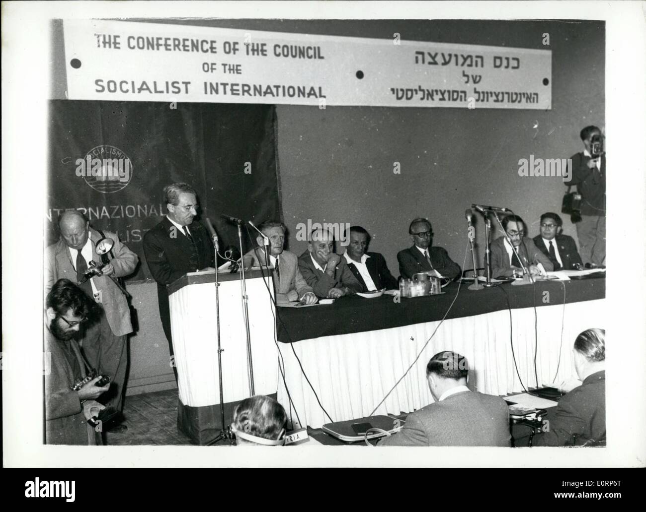 Avril 04, 1960 - Conférence Internationale socialiste à Haifa - Israël M,. Sharet fait de discours : vue générale que M. M. Sharet, ancien Premier Ministre d'Israël - rend son discours pendant la Conférence Internationale socialiste - c'Haïfa, Israël. Banque D'Images