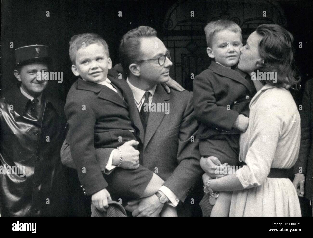 Que Sont Devenus Les Ravisseurs Deric Peugeot Avril 04, 1960 - garçon kidnappé trouvés OPS : DE GAUCHE À DROITE : ROLAND  PEUGEOT TENANT DANS SES BRAS SEPT ANS, JEAN-PHILIPPE, L'aîné GARÇON TANDIS  QUE MME PEUGEOT MUGGS PEU ERIC