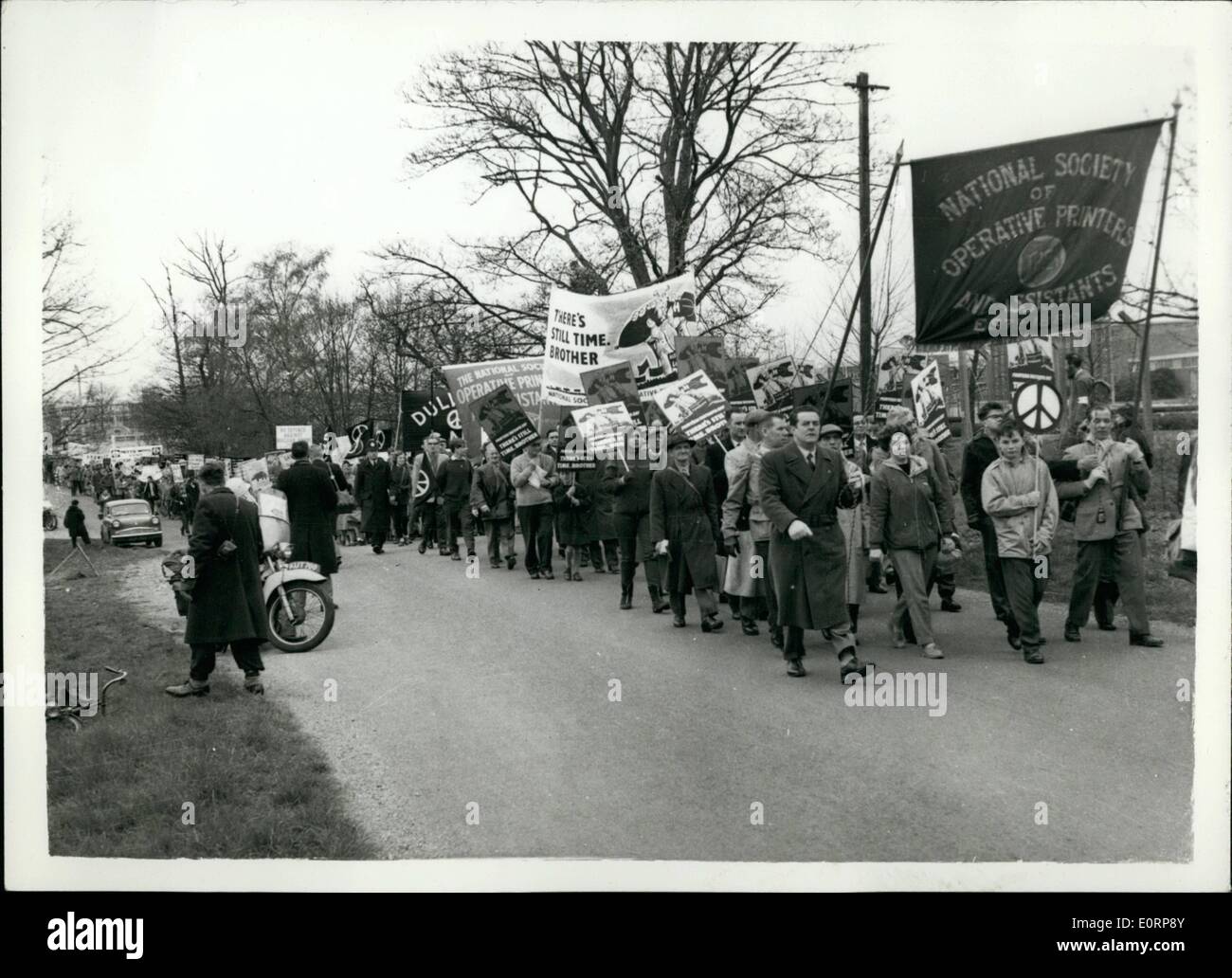 Avril 04, 1960 - Début de l'Aldermaston Anti-Nuclear Mars. Vue générale. : plus de dix mille personnes sont dites en tenant Banque D'Images
