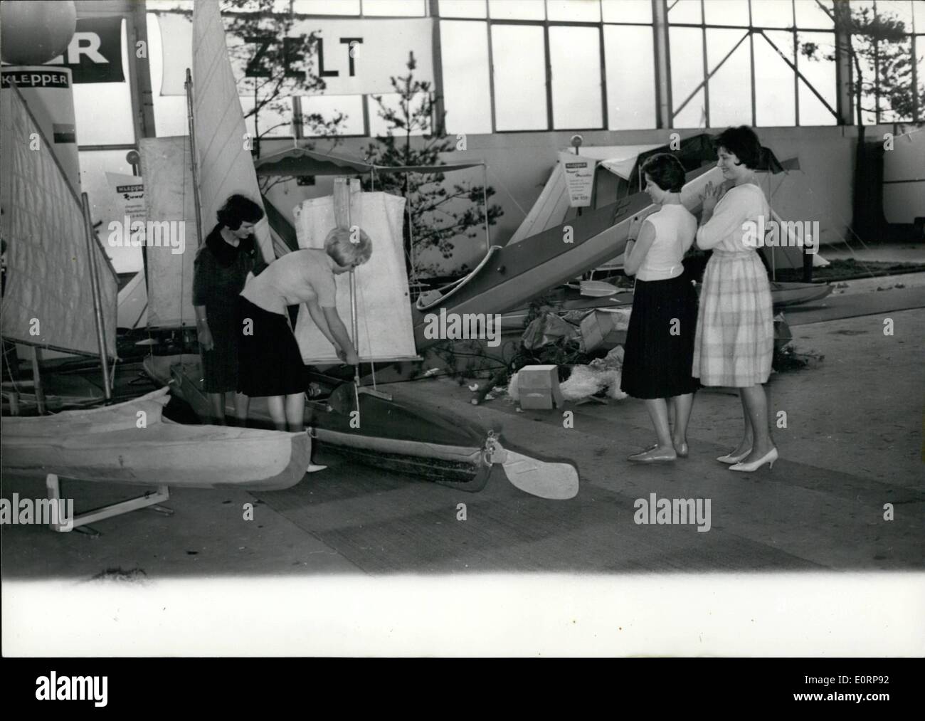 Avril 04, 1960 - Le plus ancien bateau pliable de la planète... ... La ''Bateau'' (Hadern Hadern), construit en 1907, est présenté à la plus grande exposition de camping d'Europe, tenue du 10 au 18 avril à Essen/West-Germany. En dehors des tentes et caravanes, tout est montré qu'a aucun lien avec le camping. OPS : le plus vieux bateau pliable du monde, construit en 1907 (à gauche), le Klepperboat dans laquelle le Dr Hannes Lindemann (Lindemann) en 1956 a traversé l'Atlantique dans les 76 jours (au centre), et, sur la droite, un bateau pliable moderne pour une personne. Banque D'Images