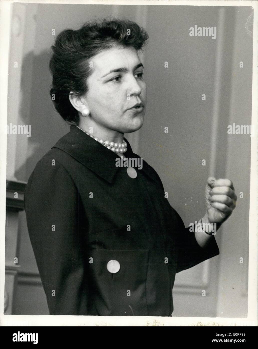 10 févr. 02, 1960 - La Russie's Top femme - Astronome à Londres. Ils l'appellent ''Madame Spoutnik'' : Le Professeur Alla Massevitch 39 ans top femme astronome de la Russie - qui est à Londres pour y faire des exposés sur la recherche spatiale - ont assisté à une réception à l'hôtel Coburg ce matin. Le professeur Massevitch à Moscou est connue sous le nom de ''Madame Spoutnik''. La photo montre le Professeur Alla Massevitch à la réception ce matin. Banque D'Images