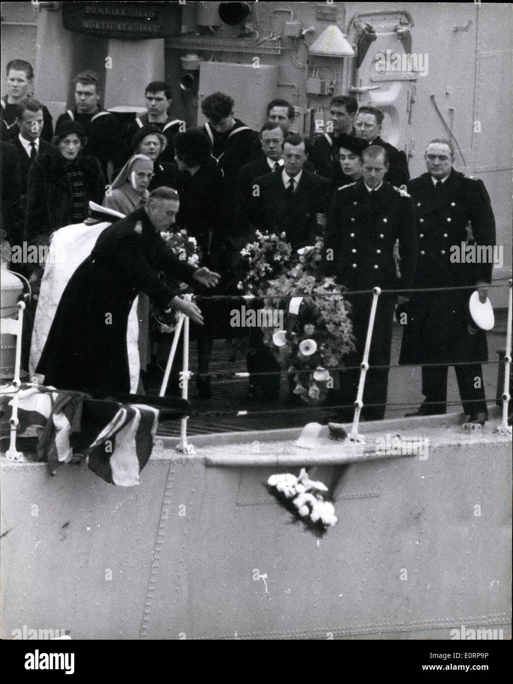 10 févr. 02, 1960 - Lady Mountbatten est enterré en mer alors qu'elle avait demandé ; avec une simple mais profondément émouvante cérémonie, le corps de la comtesse Mountbatten de Birmanie ont été prises en mer à bord de la frégate H.M.S. Formulaire éveil Portsmouth hier pour l'enterrement, à quatre milles de sud de Nab Tower, au large de l'île de Wight. Photo montre Comte Mountbatten jette sa couronne dans la mer après l'enterrement à bord H.M.S. Hier, éveil. Également dans l'image sont le Prince Philip, sa mère la princesse Andrew et le Mountbatten filles, Dame Brabourne, et Lady Pamela Hicks. Banque D'Images 10 févr. 02, 1960 - Lady Mountbatten est enterré en mer alors qu'elle avait demandé ; avec une simple mais profondément émouvante cérémonie, le corps de la comtesse Mountbatten de Birmanie ont été prises en mer à bord de la frégate H.M.S. Formulaire éveil Portsmouth hier pour l'enterrement, à quatre milles de sud de Nab Tower, au large de l'île de Wight. Photo montre Comte Mountbatten jette sa couronne dans la mer après l'enterrement à bord H.M.S. Hier, éveil. Également dans l'image sont le Prince Philip, sa mère la princesse Andrew et le Mountbatten filles, Dame Brabourne, et Lady Pamela Hicks. Banque D'Images