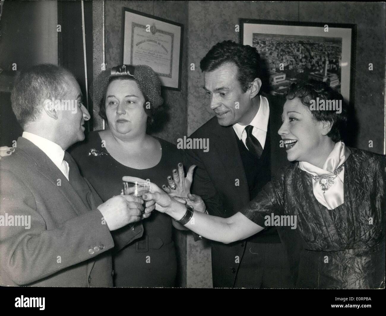 13 février 1960 - De gauche à droite : Louis de Funes, Mathide Casadesus, Pierre Dudan, et Mireille Perrey. Banque D'Images