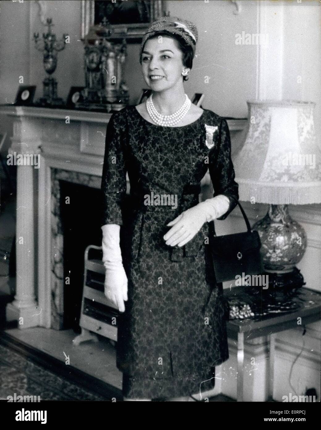 25 février 1960 - 25-2-60 Visite officielle du Président du Pérou. Le Dr D. Manuel Prado, le président du Pérou, et son épouse, Madame Clorinde Prado, arrivé à Londres hier pour une visite officielle de quatre jours. Photo montre : Señora Clorinde Prado, épouse du Président, vu avant son départ pour le déjeuner avec la duchesse de Kent, à Kensington Palace. Senora Prado porte une robe par Lanvin de Paris, un trimeed en plumes de faisan hat, une parure de diamants et d'or avec collier de perles. Elle est parmi les meilleures du monde habillé femme. Banque D'Images