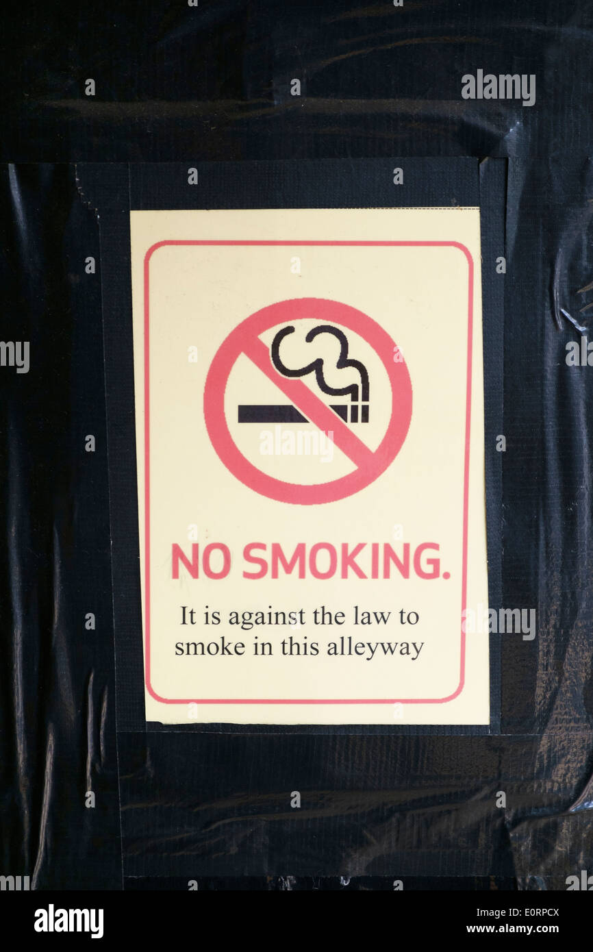 Aucun signe de fumer à l'extérieur d'un pub, UK Banque D'Images