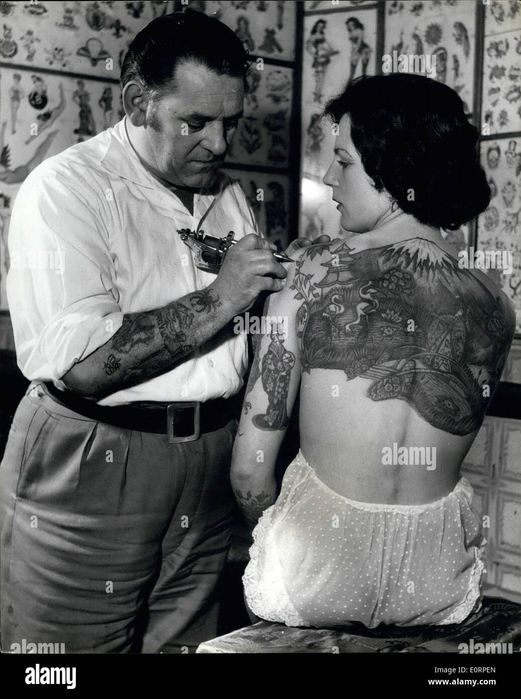 Avril 04 1960 Femme Veut Faire Tatouer All Over Pour